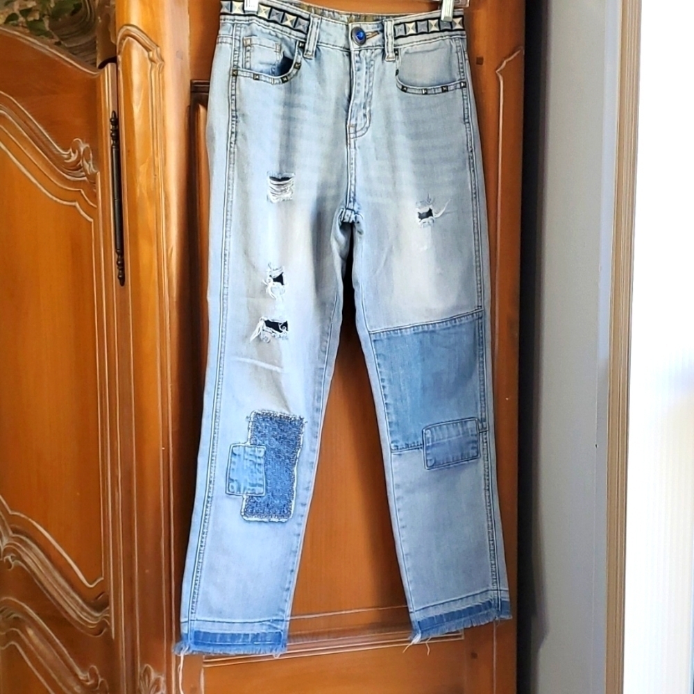 Desigual disstressed Y2K women's blue jeans, size small. Enbroidery.